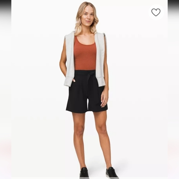 Lululemon Noir High-Rise Short 5.5 Sz6 - Picture 1 of 8